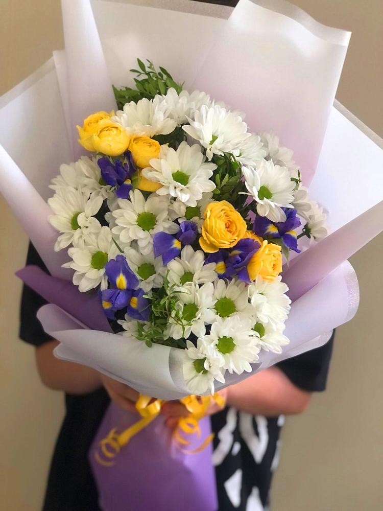 Букет цветов из: Ирисы, Хризантемы и Розы в Вахтане