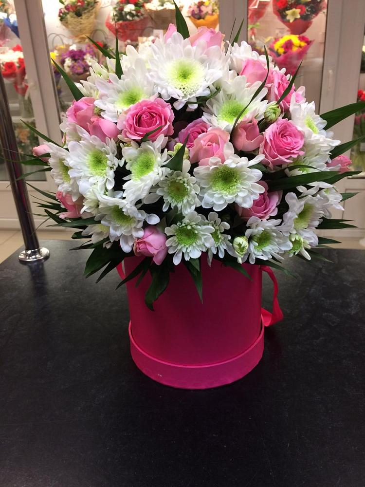 Цветочная композиция из Розы и Хризантемы в шляпной коробке в Вахтане